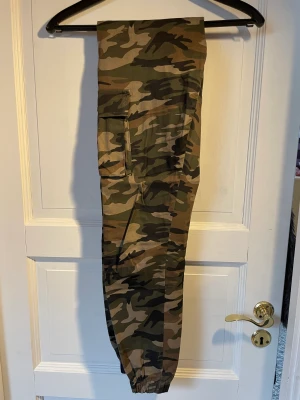 Cargobyxor  - Militär cargobyxor  Bra skick  Fickor på varje sida av benet