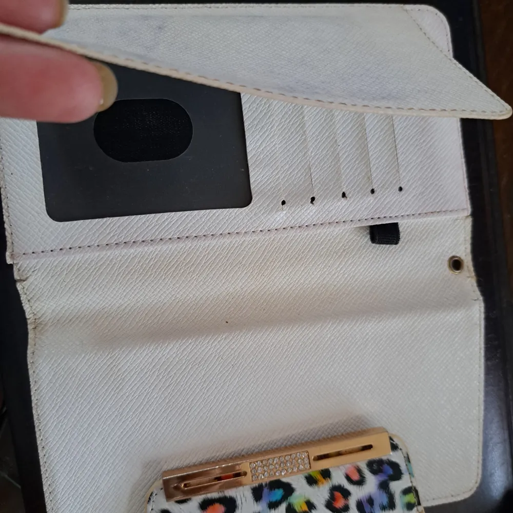 Här har jag två Mobil-Skal,en plånbok till iphone 6s plus Bra skick,lite använda! 15 kr styck plus frakt 🌞 Swish finns och skriv vid intresse 🌞. Övrigt.