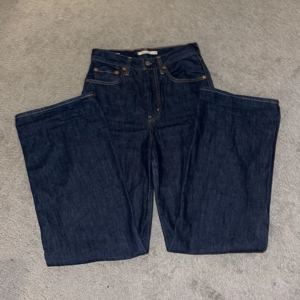 Helt nya levis högmidjade jeans. Säljer pga för stora för mig. Jättefina på och jättefin tvätt!🥰. Jeans & Byxor.
