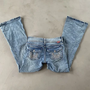 Hm lowwaist jeans - Slutsålda jeans från hm. Säljer pga att dem är för stora på mig. Nyskick. Köparen står för frakten💕