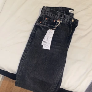 Low waist straight jeans - Low waist straight jeans, aldrig använda, säljer för tänkte byta men de gick inte, stl 34, nypris 499 säljer för 300