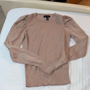 Glitter rosa fintröja - En ursnyygg glitter tröja i rosa. Passar till allt och den är sååå fiiinn. Har fått många komplimanger när jag har haft på mig den. Glittret är jättetydligt och gör så att tröja skiner🤩 är i storlek 34/XS. köparen står för frakten ❤️