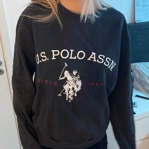 säljer nu denna superfina sweatshirt från U.S Polo ASSN. 💘 storlek S men skulle absolut passa både M och Xs! den är i bra skick, inga fläckar osv och använd 1 gång☺️