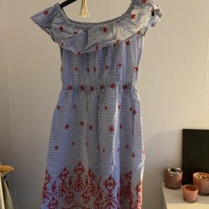 off-shoulder klänning - nyskick, säljer då jag vuxit ur den!