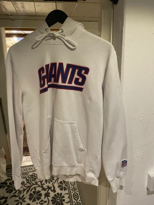 NFL hoodie - Hoodie från H&M med giants text på bröstet och nfl logga på vänster arm  Tröjan är använd och något nopprig men bra skick 