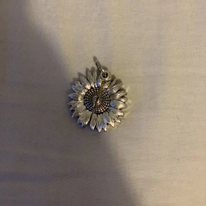 Silver berlock  - Galet fin berlock att sätta på tex en kedja, berlocken går att öppna (se bild två)