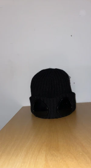 CP company mössa - Cp company mössa som inte används längre Äkta såklart, alla modeller har inte texten på ögat så kom inte o lek smart