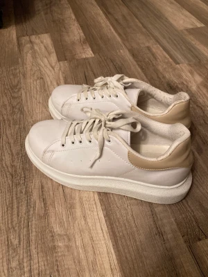 Vitta skor - använd dessa skor inomhus ett fårtalls gånger💕💕 original pris 350kr säljer dom för 250🥰