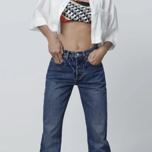 Zara Jeans - Säljer dessa jeans från Zara då de inte kommer till användning längre. Nypris 360kr. Köparen står för frakten. Inga synliga defekter. Köpta från en annan på Plick. Möjlighet till lägre pris vid snabb affär.