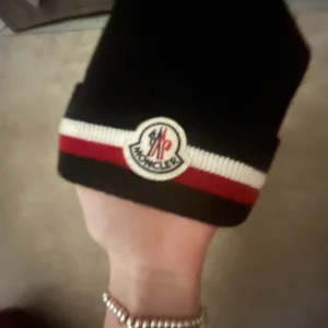 Moncler  - Super snygg moncler mössa knappt använd:)kan sänka priset vid snabb affär. 