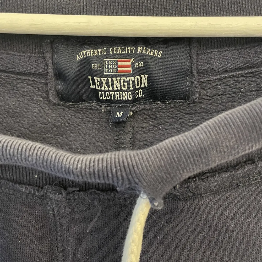 Raka mjukisbyxor från Lexington i blått . Jeans & Byxor.