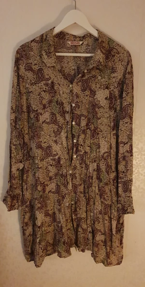 Oversize skjorta / klänning  - Härlog tunn oversize skjorta som kan användas som klänning då den är ganska lång. Från indiska i stl XL 