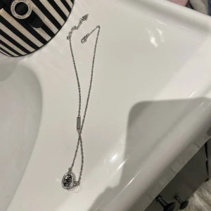 Guess Halsband  - Fint oanvänt halsband från Guess 