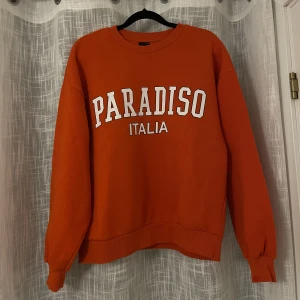 Röd sweatshirt - Säljer min sweatshirt ifrån Gina Tricot. Tröjan är i väldigt bra skick, knappt använd. Frakt tillkommer på 66 kr! Vid köp av fler plagg behöver frakten endast betalas en gång (obs kan bli större då paketet väger mer)❤️