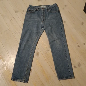 Lee jeans straight leg 33x32 - Storlek: 33 midja / 32 längd  Fint skick, inga synliga fläckar, rivningar eller liknande 