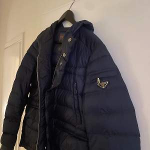 Prada jacka navy retail 14000kr