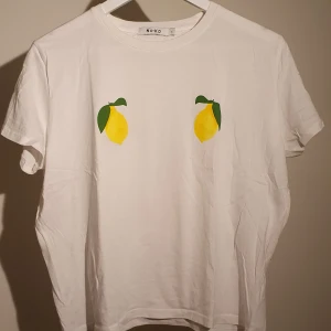 T-shirt från NAKD - T-shirt med citronmotiv från NAKD, strl S🍋 Lite genomskinlig.