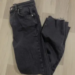 Flare jeans från Gina tricot. Kommer tyvärr inte till användning då de blivit för små. 