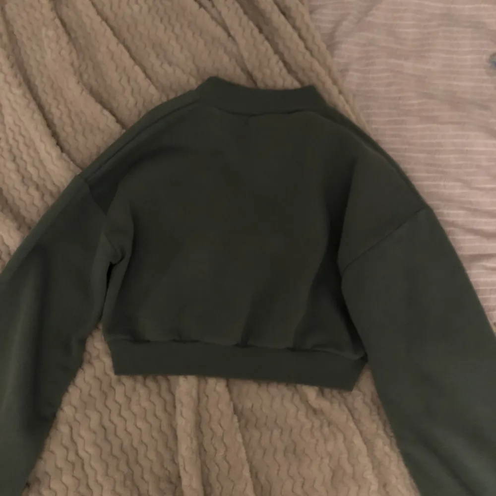 Säljer denna militärgröna tröjan från nelly trend i storlek L men liten i storleken så skulle säga S😊70+frakt . Tröjor & Koftor.