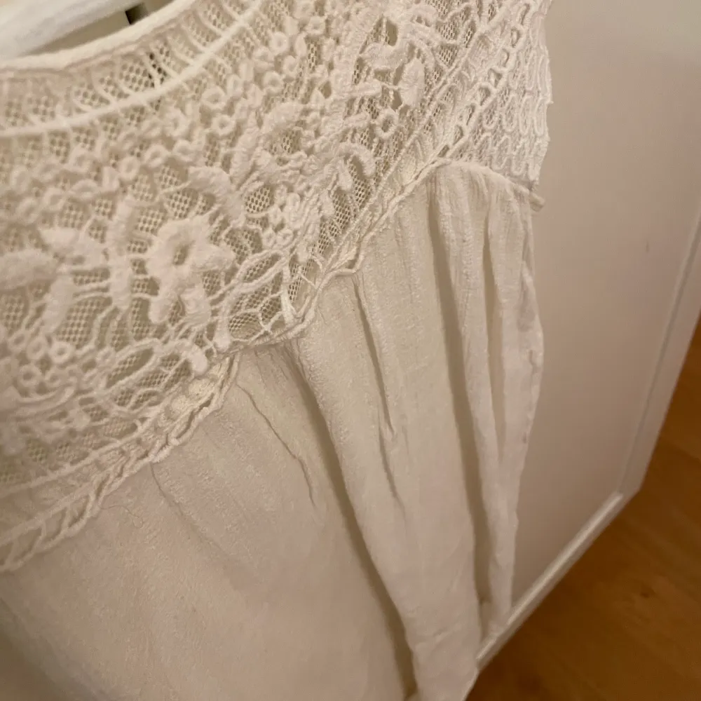 Vit klänning perfekt till sommaren 👌🏻🤩 köpt på plick storlek S. Klänningar.