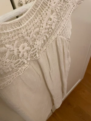 Klänning  - Vit klänning perfekt till sommaren 👌🏻🤩 köpt på plick storlek S