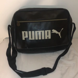 ⭐️Puma väska stor ⭐️ - En svart puma väska som fungerar med någon små repa här och där perfekt till skolan 👌💓(köparen står för frakt)