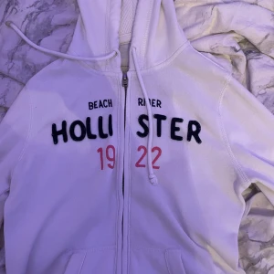 Tröja - Zipper från hållister. Använder aldrig den längre därmed säljer jag. Perfekt för de som älskar lite 2000 stil eller liknande💕