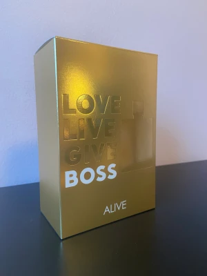 Hugo Boss Alive Parfym & Body Lotion  - Endast testat parfymen. Body lotion ej öppnad. Kommer i hel original förpackning.   Nypris: 525kr    Innehåller:  Hugo Boss Alive Parfym 30ml Hugo Boss Parfymerad Hand & Body Lotion 50ml 