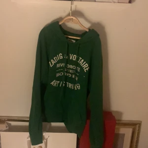 Zadig hoodie - Skit cool hoodie i strl 164 skulle säga xs/s då den är ganska stor i storleken💚