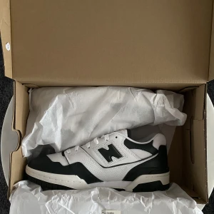 New Balance 550 - Säljer att par oanvända (DSWT) New Balance 550 White Dark Green i storlek US 8 1/2 / EU 42. Skickar fler bilder vid intresse.  📦Kan fraktas eller mötas upp i Växjö📦 ⚠️Vid snabb affär står jag för frakten!⚠️