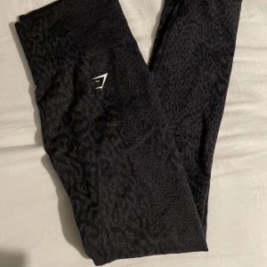 Gymshark leggings - Ett par seamless leggings ifrån gymsharks adapt reef kollektion. Endast använda en gång. Storlek S men materialet är stretchigt så passar även M. Nypris är 700kr