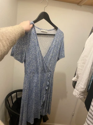 Blommig klänning - Klänning från Pull and bear i storlek M, säljer pga använder sällan💕