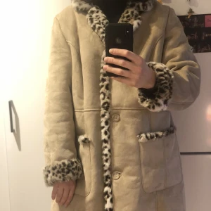 Shearling jacka  - Nästan oanvänd shearling jacka köpt second hand i väldigt bra skick.  Har mysig imitationspäls på hela insidan vilket gör den väldigt värmande och skön. Jag har normalt storlek 38 och sitter lite oversized på mig. Säljer då ej kommer till användning 