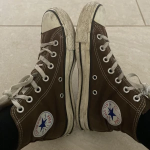 Bruna Converse - Bruna Converse i storlek 37. Unik färg som är svår att komma åt idag. Väl använda med välskötta, därmed lämpliga för fortsatt användning.   Har möjlighet att både frakta och mötas upp.