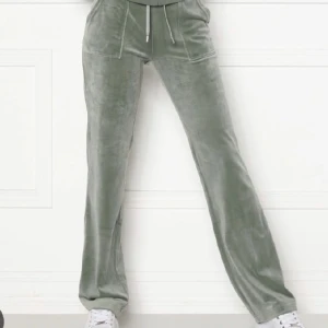 SÖKER! - Söker Juicy Couture byxor i färgen Chinios Green i storlek XS❣️ mellan 500-800kr, pris kan diskuteras, hör av er om ni har dessa och vill sälja!💕