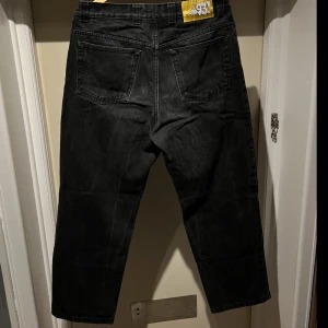 Polar skate co 93 - Svarta polar 93or i storlek 32 x 32.   Skriv om ni undrar något. Kan samfrakta också.