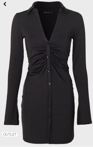 Svart klänning - En svart klänning med knappar som är långärmad och har slits vid ärmarna. Den är medellång i storlek L är för stor för mig därför behöver jag sälja den, har dock använt den en gång. 