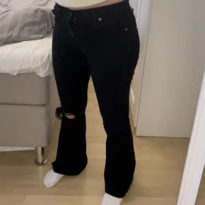 Svarta Jeans - Svarta jeans från Salt i storleken XS. Köpta för cirka 500 kr. Säljer de för 100 kr.