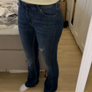 Jeans - Säljer dessa jeans ifrån Salt i storleken XS. Ordinarie pris runt 500 kr.