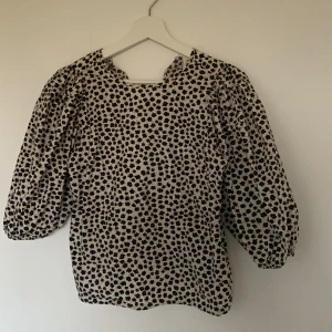 Blommig topp med ballongärm - Blommig topp med ballongärm