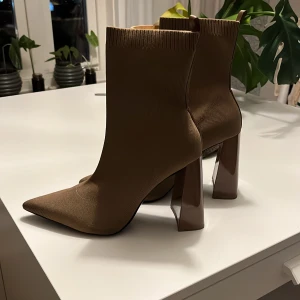 Klackar  - Snygga spetsiga klackar från Zara. Använda en gång. Bred klack och ”strump” modell.