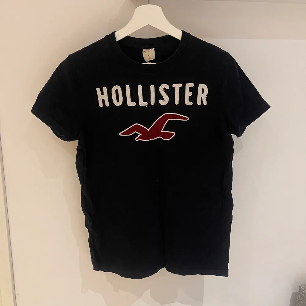 Hollister T-shirt som har använts få gånger men gillar den inte längre men fin annars. Färgen är svart och storleken är S. Nypris: 250kr.. T-shirts.