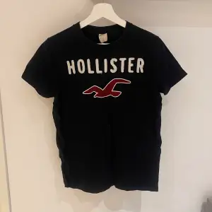 Hollister T-shirt som har använts få gånger men gillar den inte längre men fin annars. Färgen är svart och storleken är S. Nypris: 250kr.