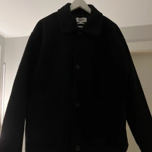 Rory wool jacket - En svart jacka från WEEKDAY i storlek L herr. Sicket på jackan är 9/10. Den är enbart använd några få gånger. Jag säljer de eftersom att den var för liten på mig. Ny pris 790kr