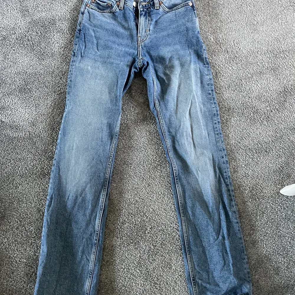 Säljer mina super snygga jeans från weekday i modellen Twig. Sitter super bra på. Bra skick och dom har används några enstaka gånger. Jag köpte dom för 500kr. Skriv för fler bilder. Möter upp i Stockholm💗(ser lite skrynkliga ut för dem är nytvättade). Jeans & Byxor.