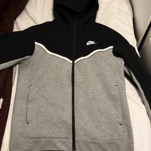 Nike tech Fleece - Säljer min Nike tech då jag inte gillar den längre. Den är 2 3 veckor gammal och har använt den runt 3-4 gånger. Hör av dig vid intresse så kan vi diskutera:)