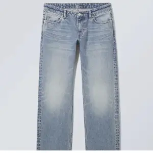 Arrow low straight jeans från weekday, bra skick utom att de är lite upptrampade!💗 Skriv för fler bilder🙏🏼💓