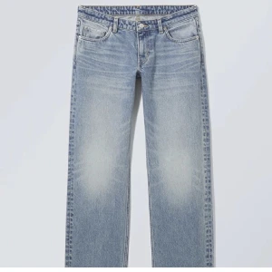 Arrow low jeans - Arrow low straight jeans från weekday, bra skick utom att de är lite upptrampade!💗 Skriv för fler bilder🙏🏼💓