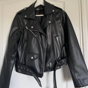 Skinnjacka - Zara stl. S - Säljer min skinnjacka som inte kommer till användning längre. Inköpt förra året på Zara i storlek S. Finns inga skador och den är i ett väldigt bra skick!  Billig vid snabb affär! Köparen står för frakten!