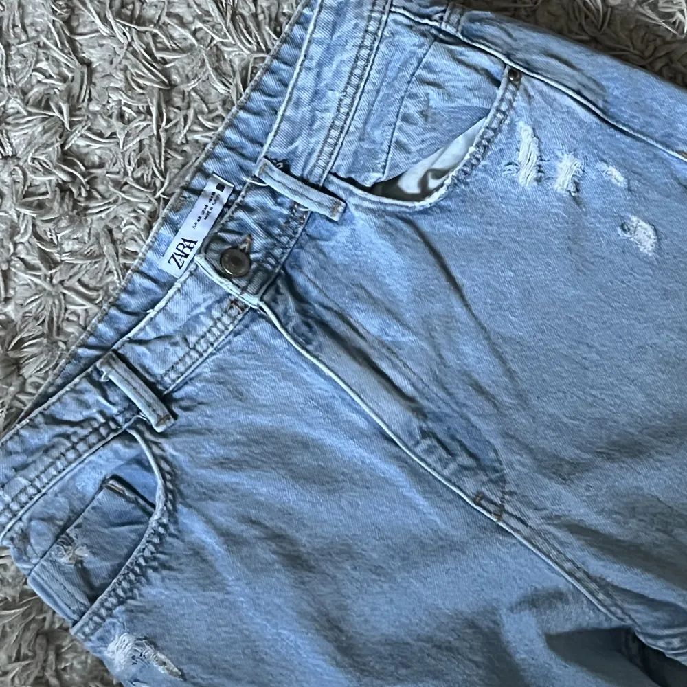 Skitfina ljusblå jeans från zara, storlek 40💗💗✨ nyskick och köparen står för frakt. Jeans & Byxor.